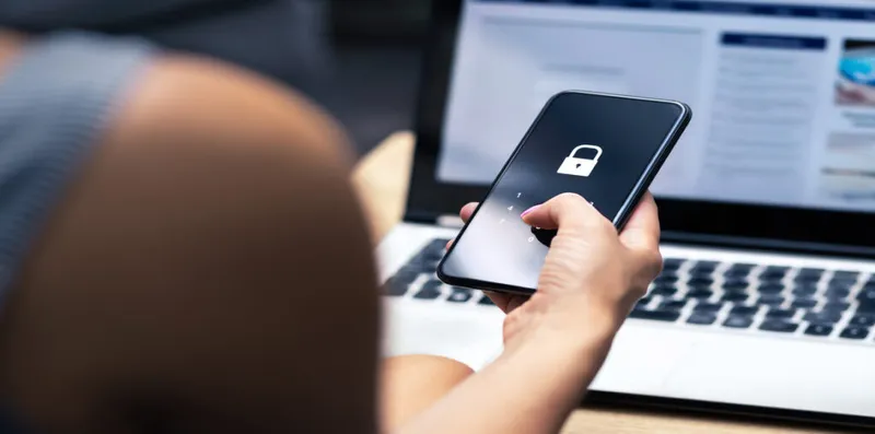 Una mujer bloquea su teléfono celular.