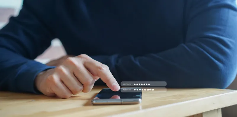 Un hombre ingresa una contraseña en su teléfono celular.