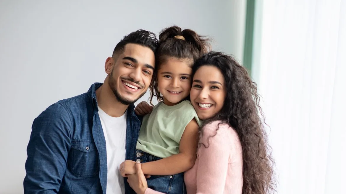 Una joven familia de tres miembros.